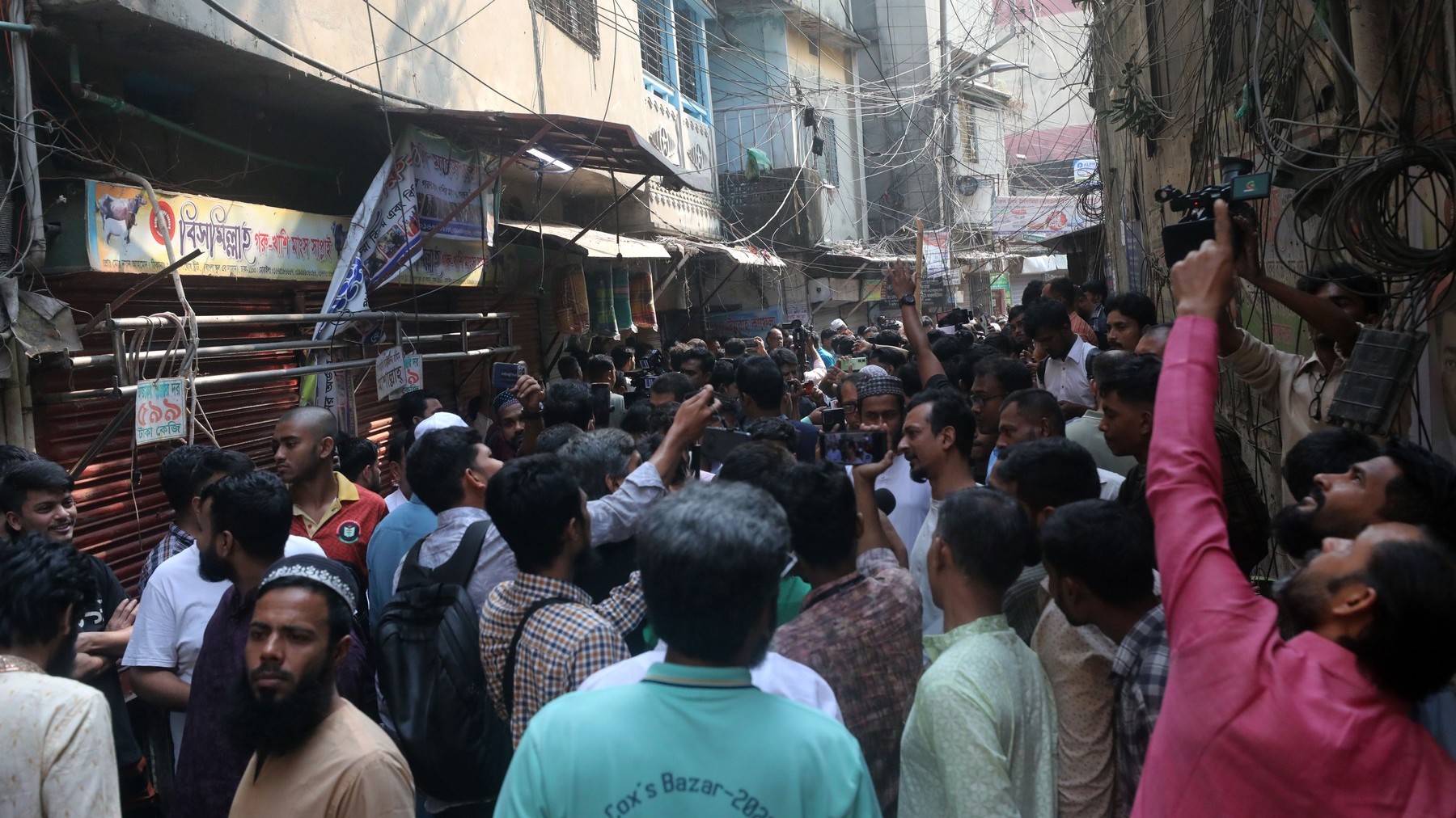 Cel puțin nouă persoane au murit și 300 au fost rănite în Bangladesh în urma unui cutremur cu magnitudinea 5,5.