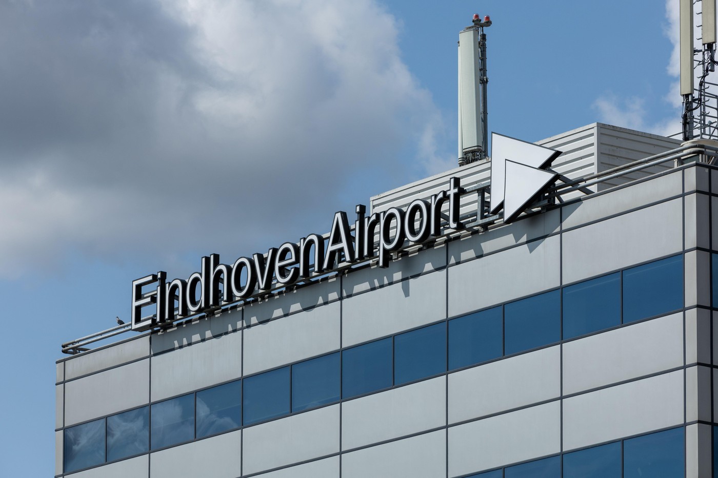 Traficul aerian a fost oprit la Eindhoven după raportarea mai multor drone.