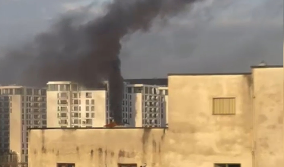 Incendiu cu fum dens într-un bloc de 11 etaje din București. Intervenție amplă a pompierilor.