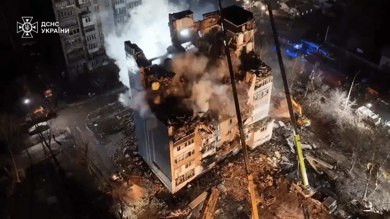 Imagini impresionante cu intervenția de salvare din clădirea distrusă în care au decedat 26 de ucraineni. Alți 22 sunt încă prinși sub dărâmături.