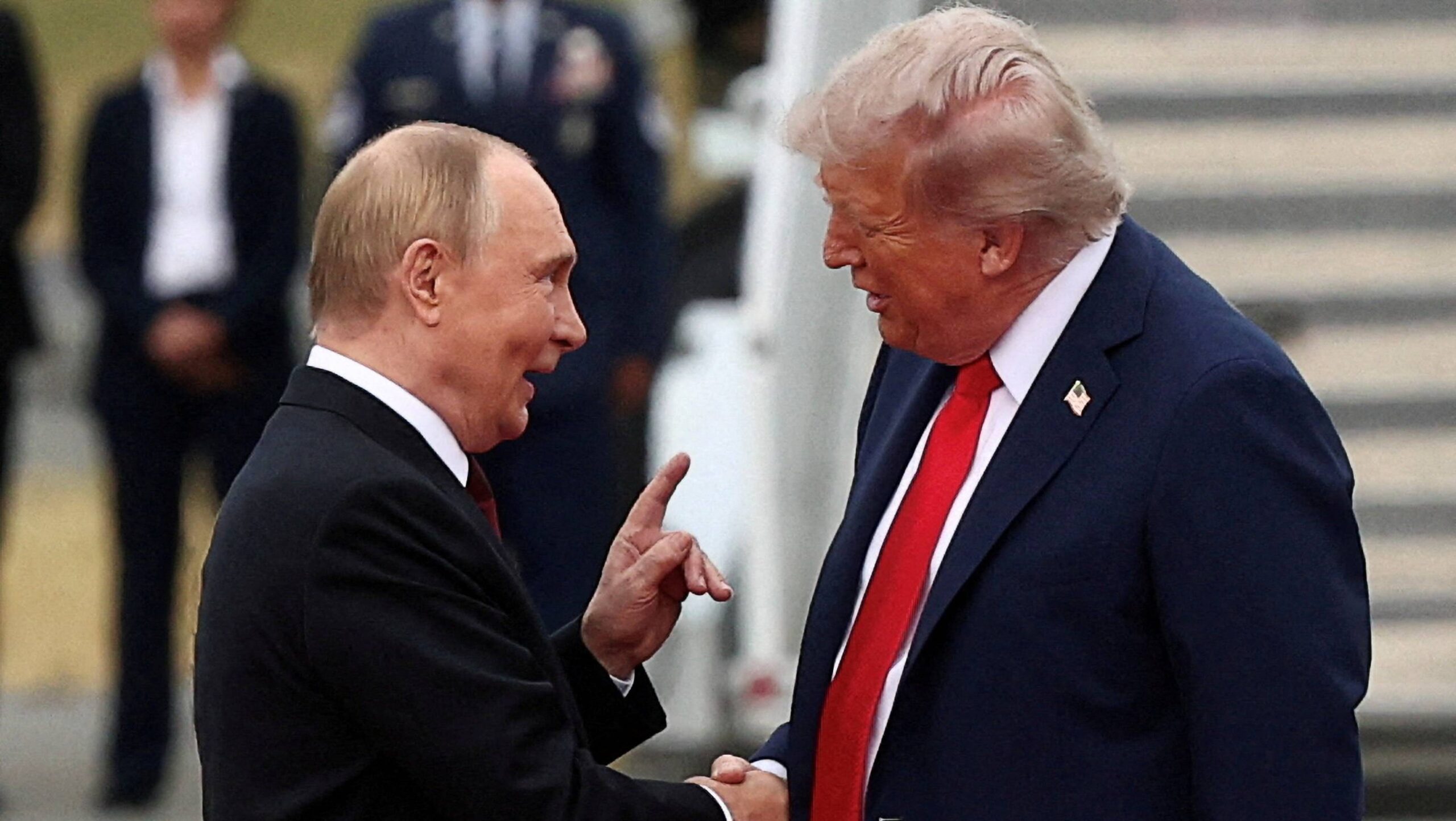 Planul de pace al lui Trump ar fi fost redactat inițial în limba rusă. Greșelile „stângace” generează semne de întrebare (The Guardian)