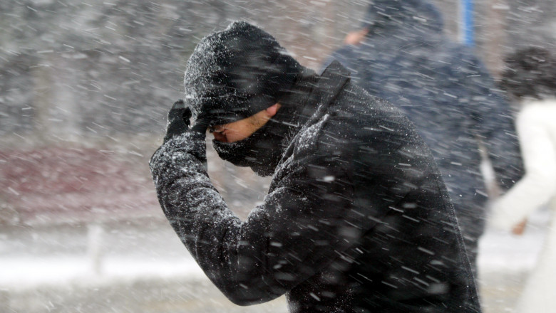 Vremea se răcește în întreaga țară: meteorologii au emis o informare de ploi, ninsori și vânt puternic. Previziuni pentru București.