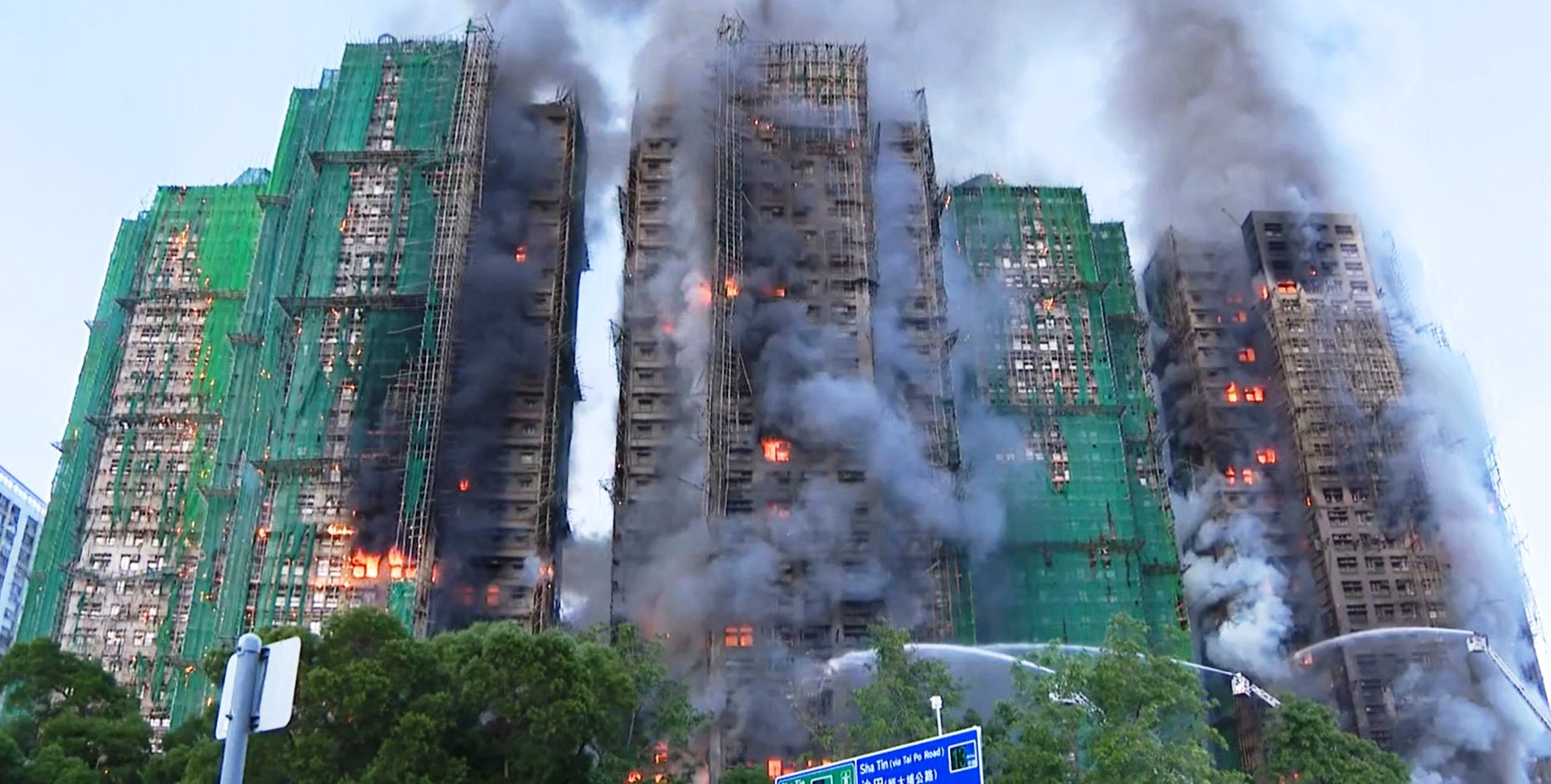 Incendiu de mari proporții în Hong Kong: Minimum patru decese și numeroase persoane captivate într-un complex rezidențial