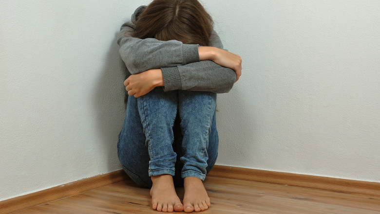 O tânără de 16 ani ar fi fost agresată sexual și lovită de antrenorul său de lupte libere, în București. Poliția efectuează percheziții.
