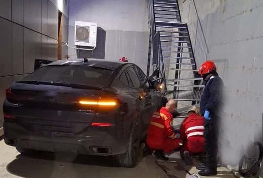 Doi bărbați în scaun cu rotile și o asistentă, implicați într-un accident rutier în parcarea unui centru medical. O persoană a decedat.