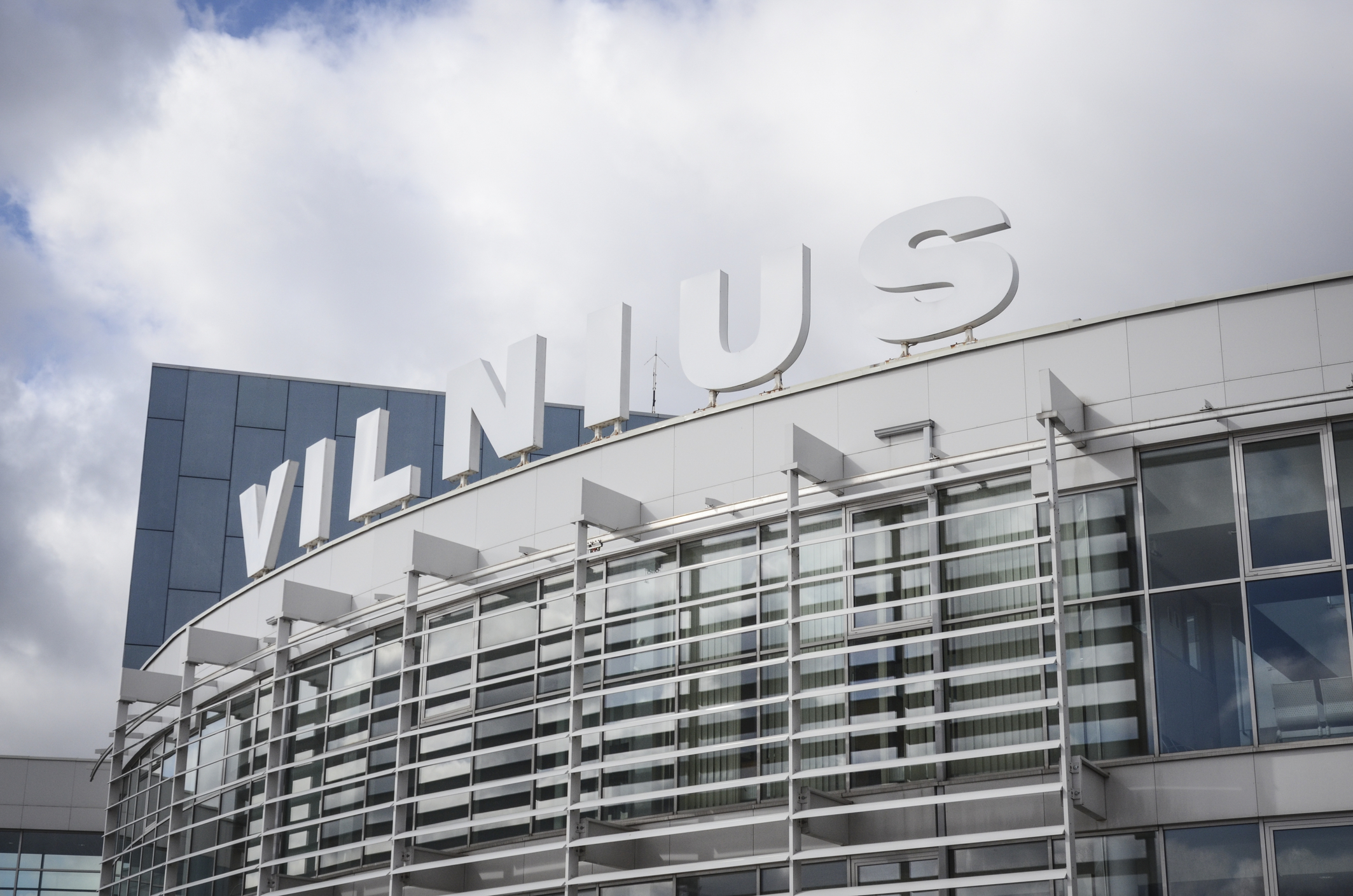 Aeroportul din Vilnius, din nou închis din cauza unor baloane suspecte. Lituania acuză un „atac hibrid” orchestrat de Belarus.
