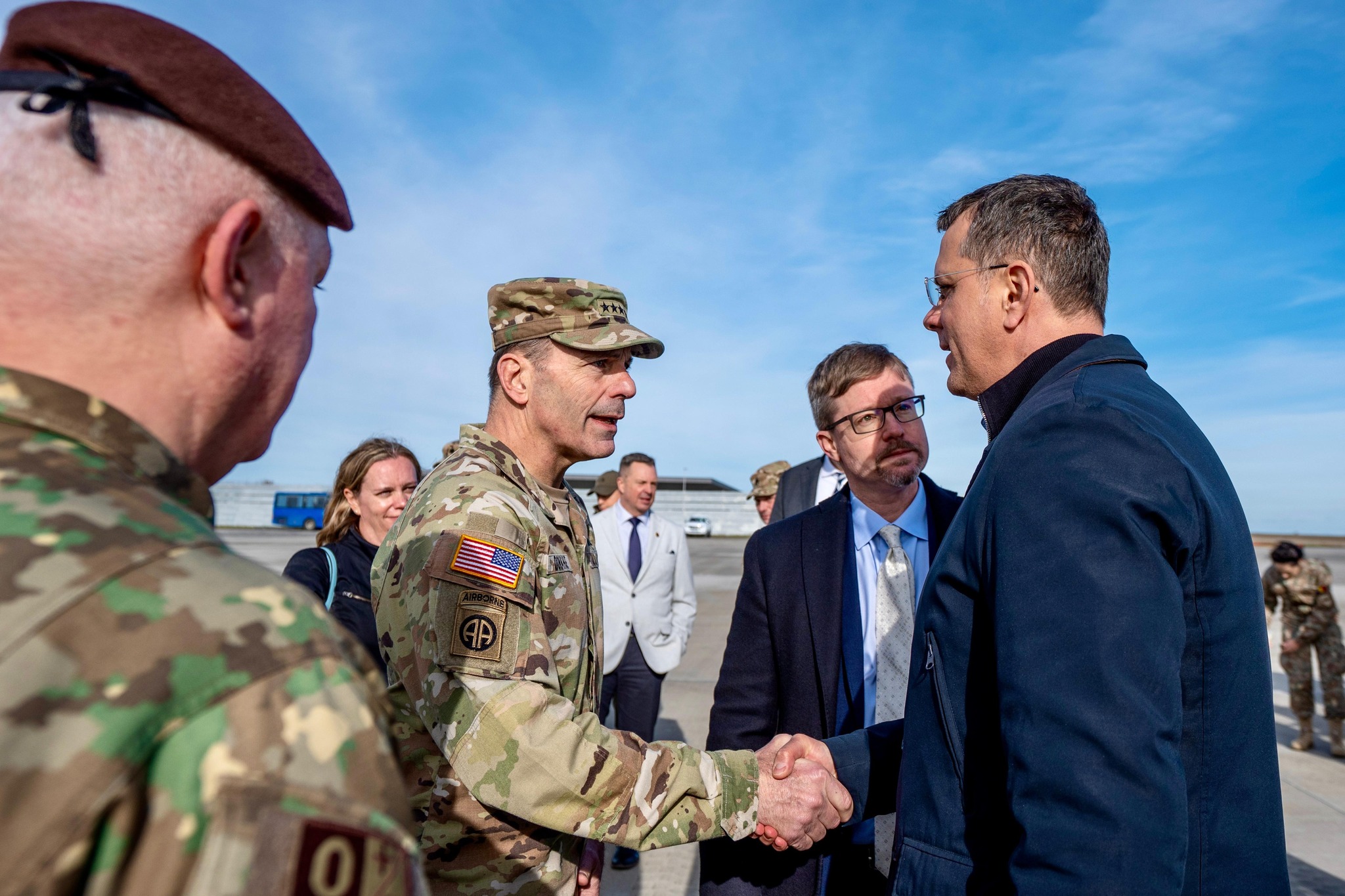 Comandantul NATO: „România va dispune de un sistem capabil să neutralizeze dronele. Este o persoană cheie în această regiune a Alianţei.”