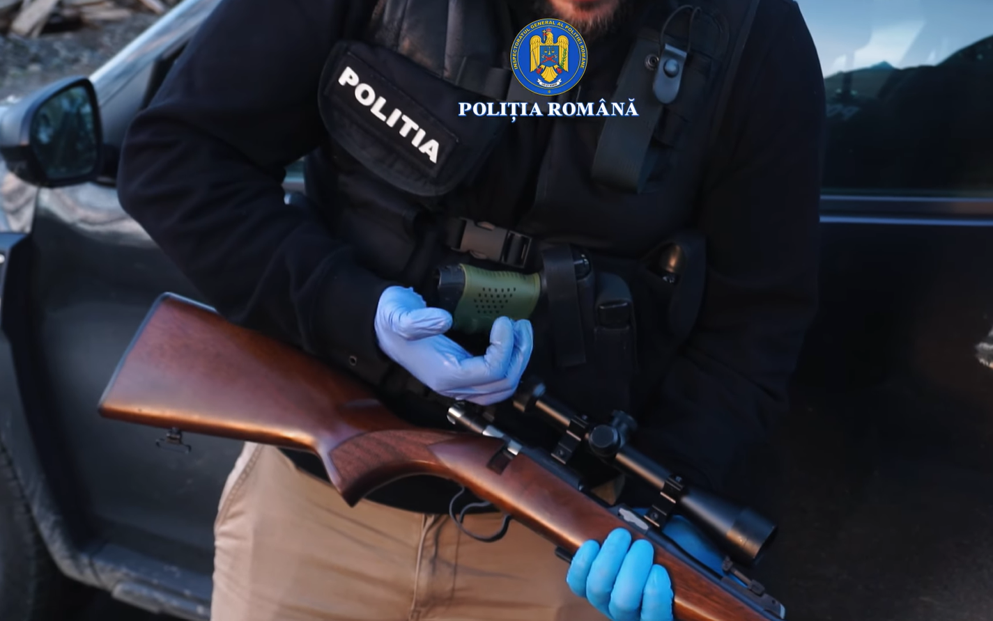 Colet cu arme letale trimis din Spania în Bistriţa-Năsăud, printr-o firmă de curierat. Doi bărbați au fost reținuți.