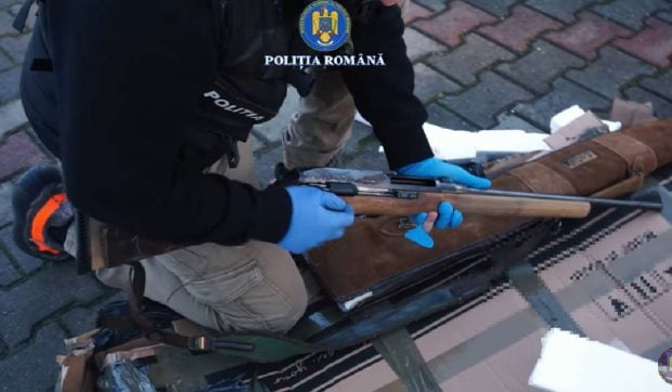 Polițiștii au găsit arme letale într-un pachet de sărbători, fără a fi Secret Santa.