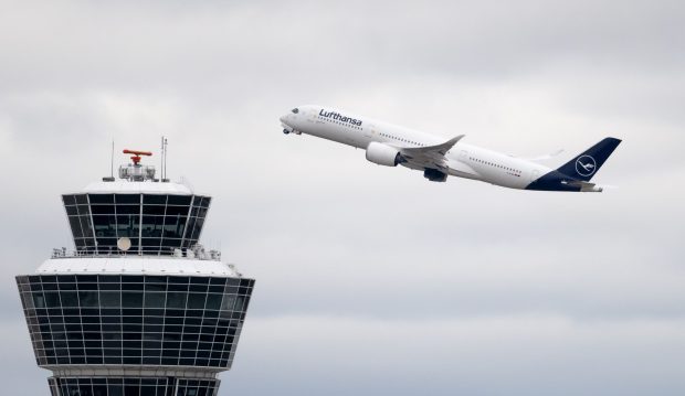 Companiile aeriene impun acum restricții privind utilizarea acestui dispozitiv la bord: „Nu mai este acceptat în orice loc”
