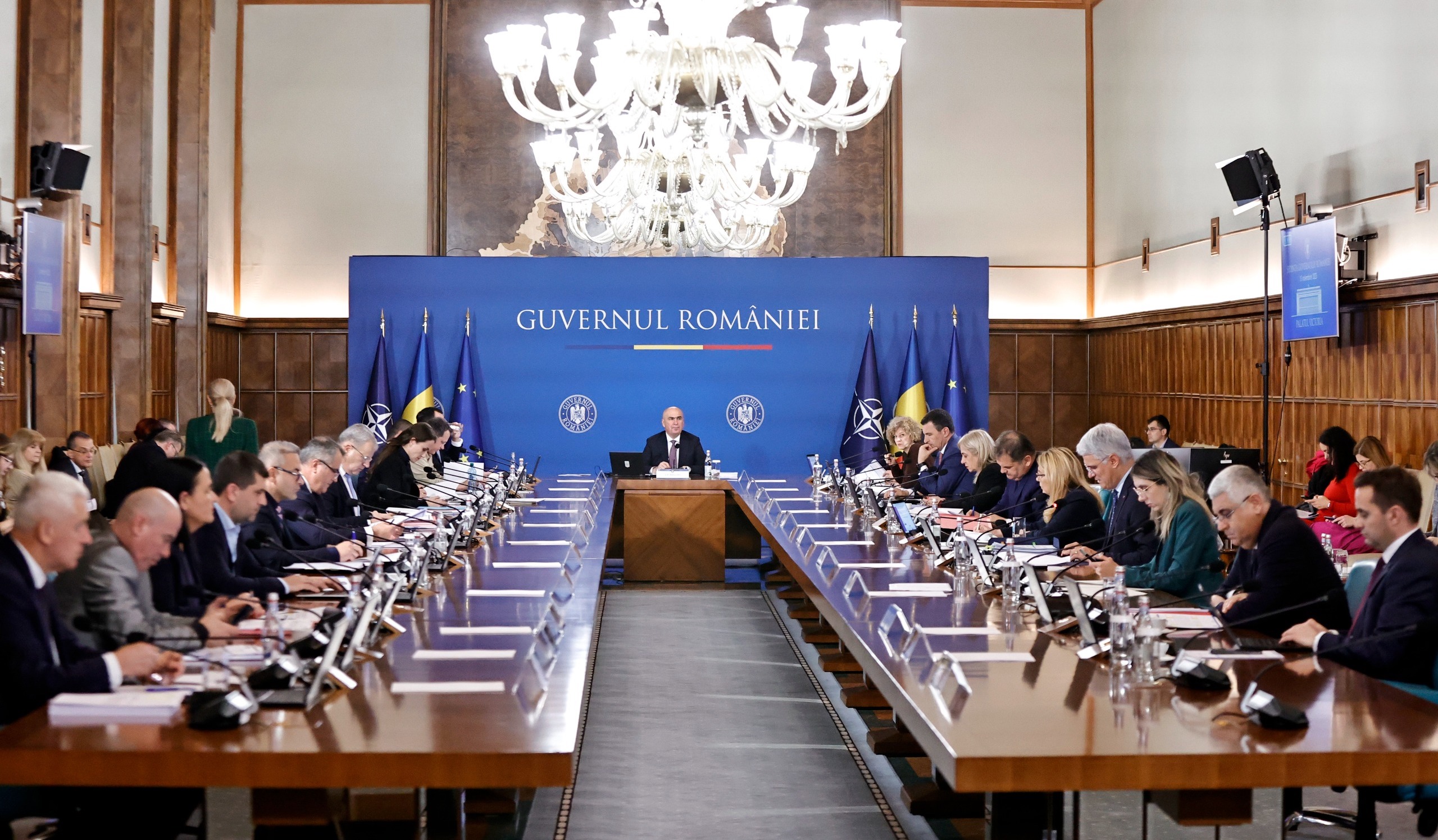 Reducerea salariilor în instituții. Clarificări din partea Guvernului: „Se urmărește diminuarea cheltuielilor, sporurile pot fi reduse”