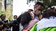 „Încă o clipă”: Așteptarea chinuitoare pentru cei dispăruți în urma incendiului din Hong Kong