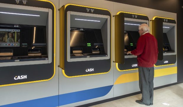 Un bărbat în vârstă de șaptezeci de ani a fost prădat de 4.900 de euro, după ce cardul său a fost reținut de bancomat. Cum s-a întâmplat acest lucru?