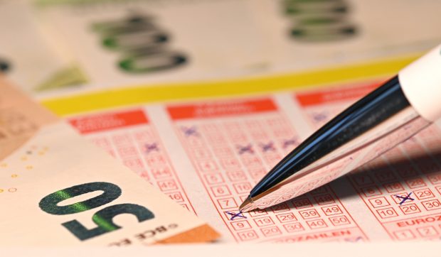 Un bărbat care nu era conștient că a câștigat marele premiu la loto a descoperit biletul în mașină, în ultima clipă: „Sunt șocat”