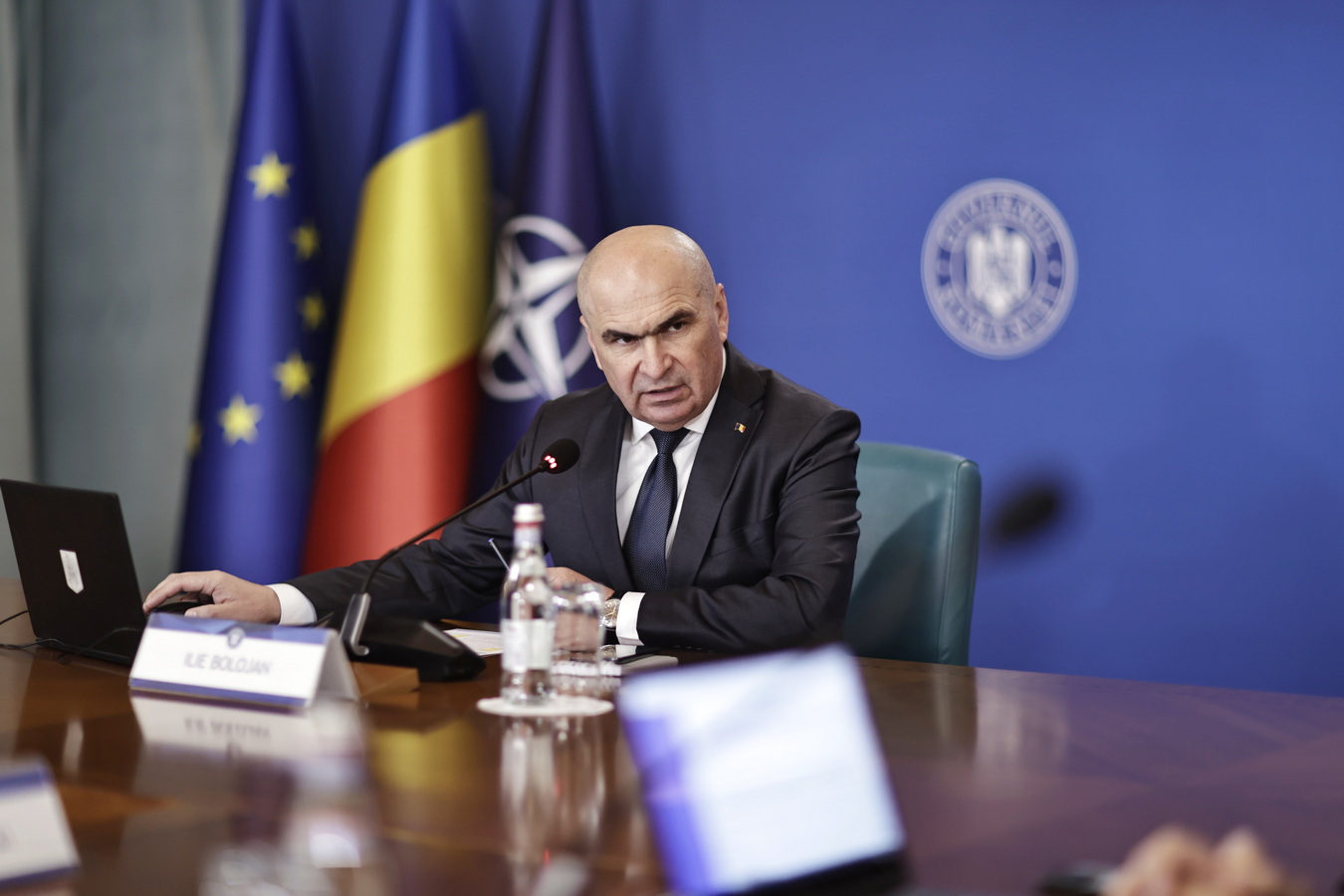 Premierul Bolojan declară sursele din care vor fi aplicate reducerile pentru bugetari. „Dacă avem persoane susținute de alții, aceste funcții nu merită să fie finanțate.”