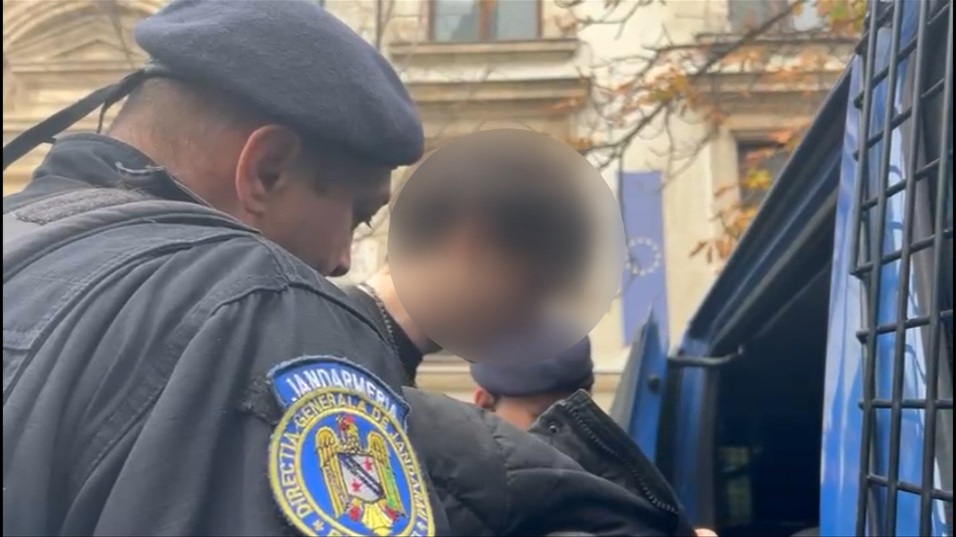 Un șofer aflat sub influența alcoolului a lovit trei autoturisme parcate în apropierea Curții de Apel București. Tânărul ar fi consumat și cocaină.