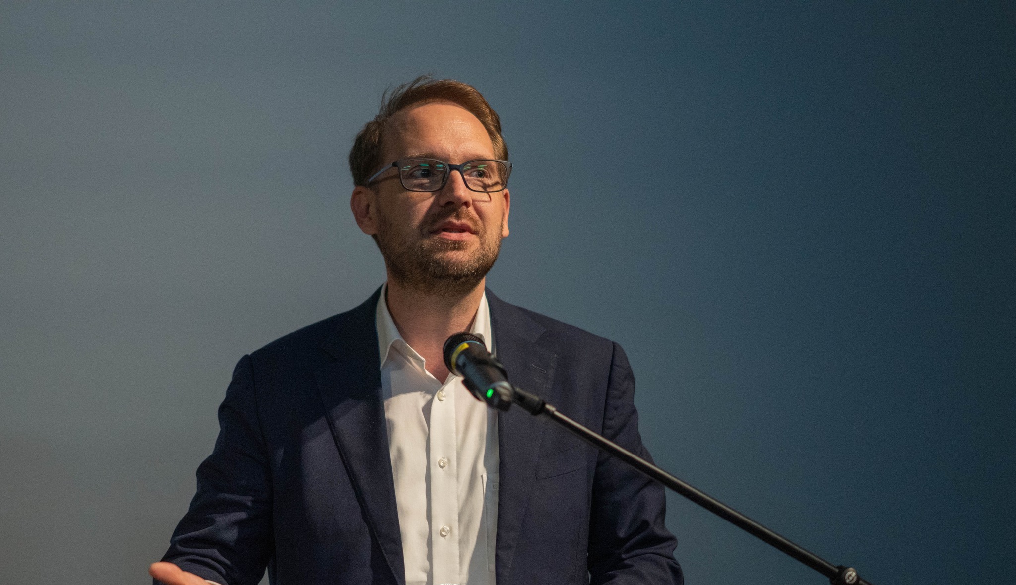 Dominic Fritz, reacție nervoasă în controversa legată de numirea cumnatei lui Drulă la MIPE: Este un atac „jegos și misogin”