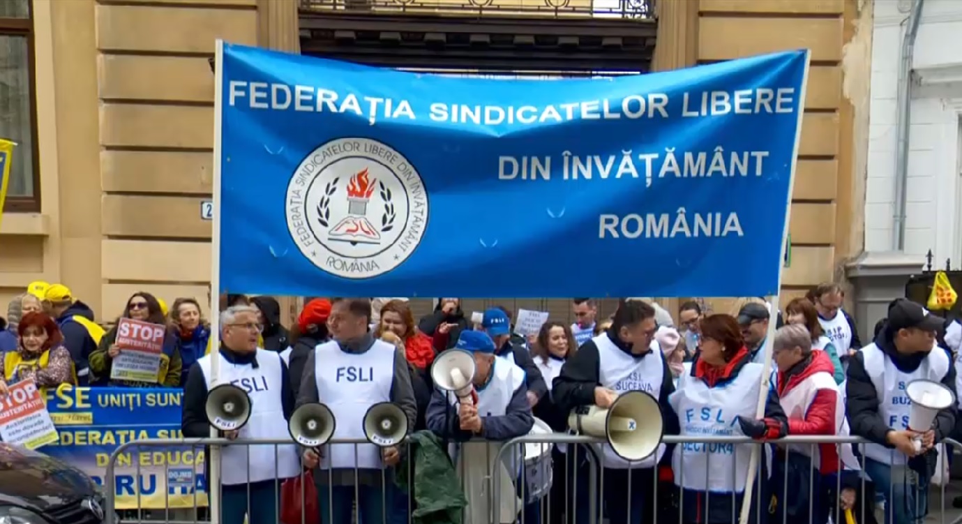 Proteste în fața Ministerului Educației. Cadrele didactice se tem de noi reduceri salariale.