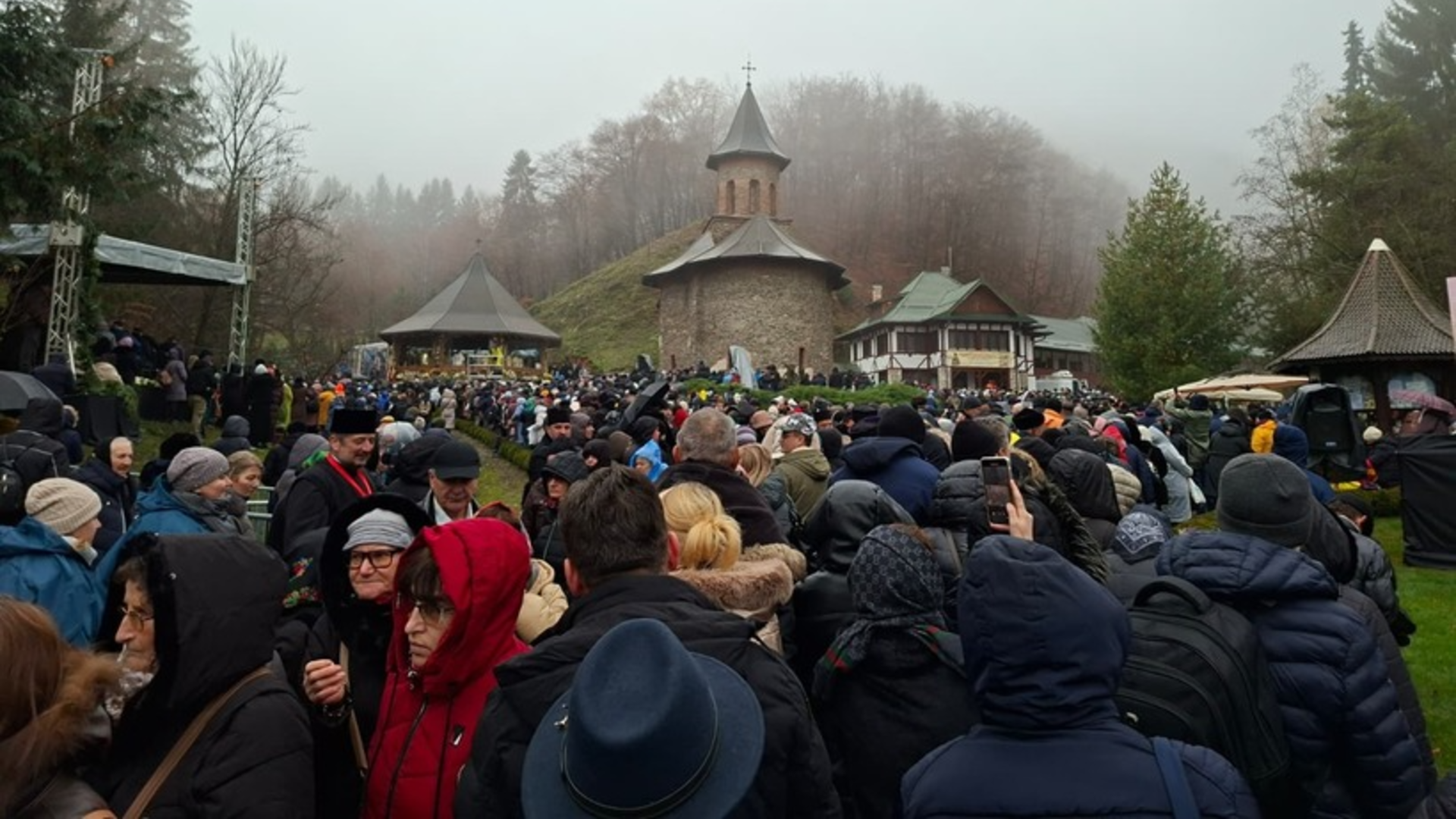 Peste 15.000 de persoane la canonizarea lui Arsenie Boca: 24 de pelerini au necesitat asistență medicală. Recomandările ISU