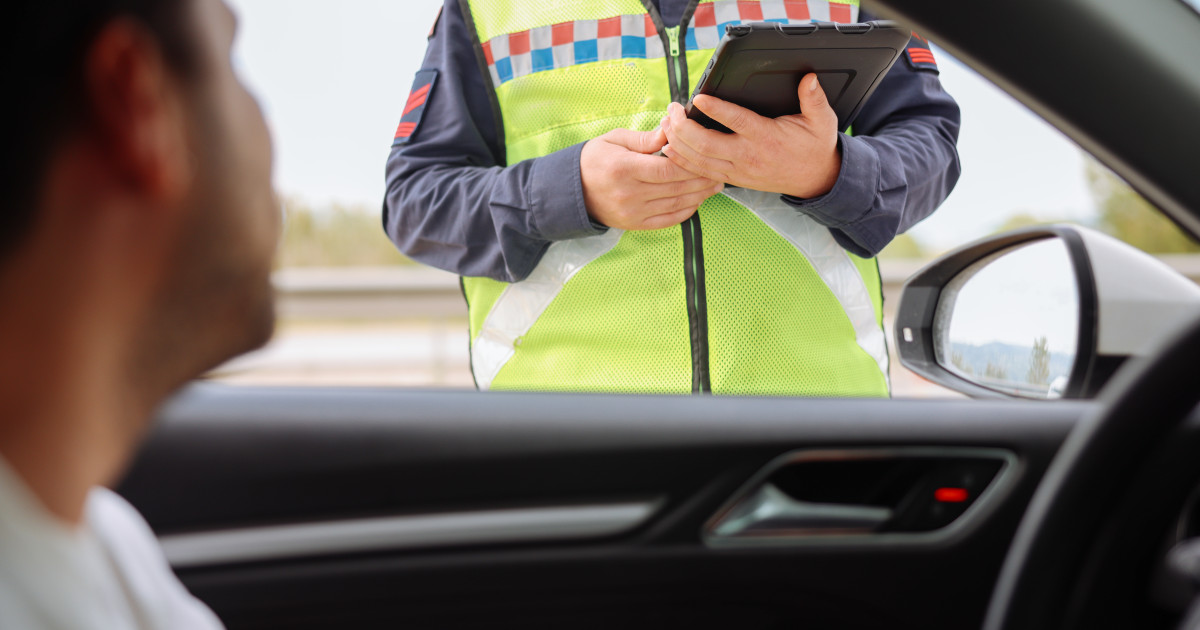 Sancțiunile aplicate șoferilor care depășesc limita de viteză și condițiile în care permisul de conducere poate fi suspendat.