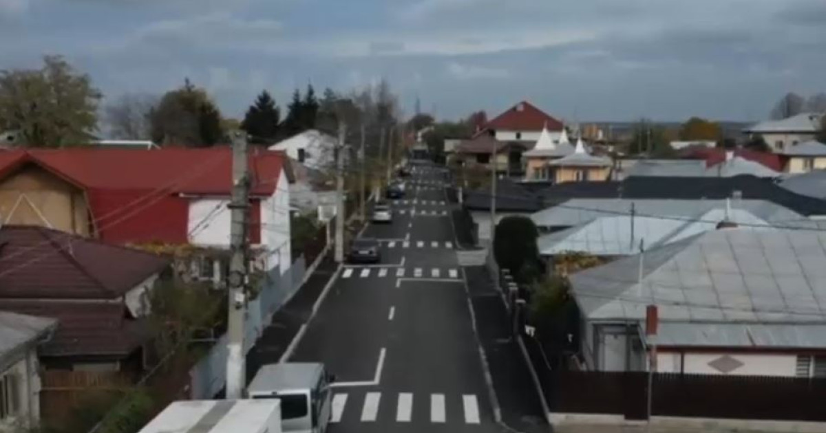 Aspectul străzii din România care dispune de 11 treceri de pietoni pe o distanță de 250 de metri. „Au avut vopsea și nu au avut unde să o aplice.”
