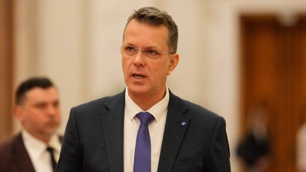 Salariile militarilor rămân amenințate cu tăierea, afirmă Ionuț Moșteanu: „Urmează să mai discutăm în coaliție.”