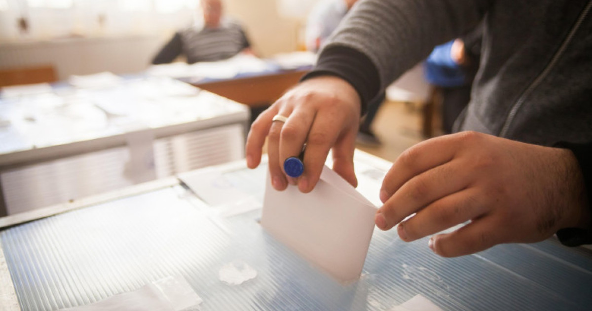 Cum aleg românii în funcție de nivelul de educație: discrepanțe semnificative între votanții cu studii primare și cei cu studii superioare (sondaj)