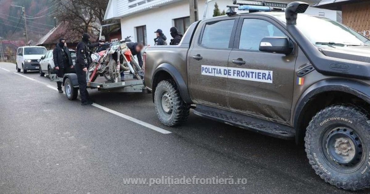 Doi frați din Maramureș, care au transportat ilegal migranți din Ucraina cu motociclete, au fost arestați.