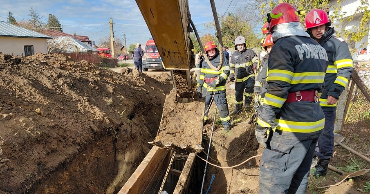 Doi bărbați care săpau un șanț în Prahova au fost surprinși la 5 metri sub pământ. Aceștia au decedat, în ciuda intervenției salvatorilor.