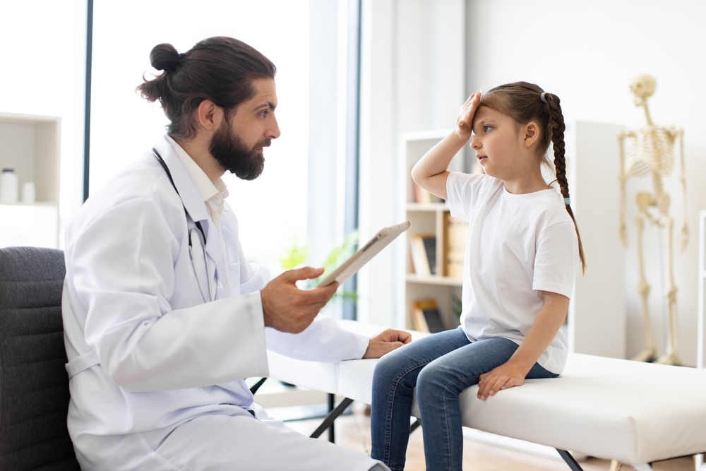 Durerile de cap apar frecvent la copii și adolescenți. Cum se pot preveni și ce semne ar trebui să preocupe părinții.
