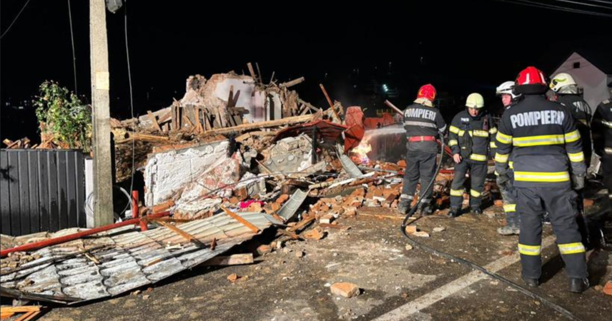 Explozie puternică urmată de incendiu într-o locuință din Dej: un bărbat a fost găsit decedat sub dărâmături. Pompierii continuă căutările pentru alte victime.