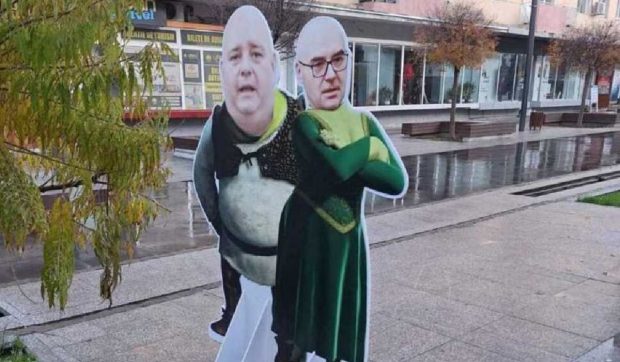 Bărbat sancționat în Buzău pentru utilizarea imaginilor unor politicieni pe machete din carton cu personaje din Shrek.