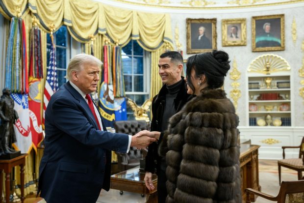 Îmbrăcămintea Georginei Rodriguez la întâlnirea cu Donald Trump în Biroul Oval de la Casa Albă. Inelul de 3 milioane de dolari era pe degetul ei.