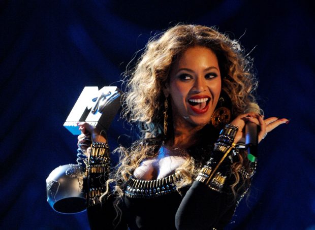 Beyoncé a avut o apariție impresionantă la evenimentul de Formula 1 din Las Vegas, atrăgând toate privirile cu decolteul său generos.