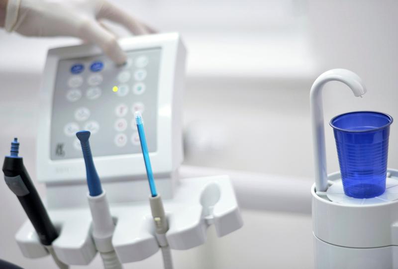 Colegiul Stomatologilor a solicitat încă de anul trecut înființarea unor secții în spitalele de pediatrie, unde copiii să beneficieze de tratamente sub anestezie generală. „Demersurile nu au primit răspuns din partea Ministerului Sănătății.”