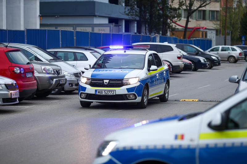 Femeie răpită și dusă cu forța în mașină de soțul cu care nu mai locuiește, în București. Bărbatul a agresat-o și i-a verificat telefonul.