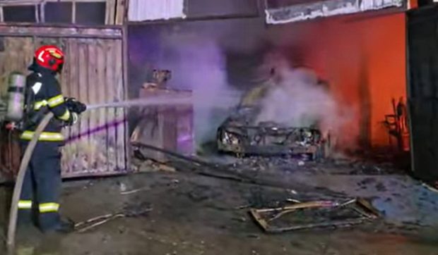 Opt garaje și două autoturisme au fost distruse în Constanța. Incendiul a izbucnit în anumite spații de depozitare.