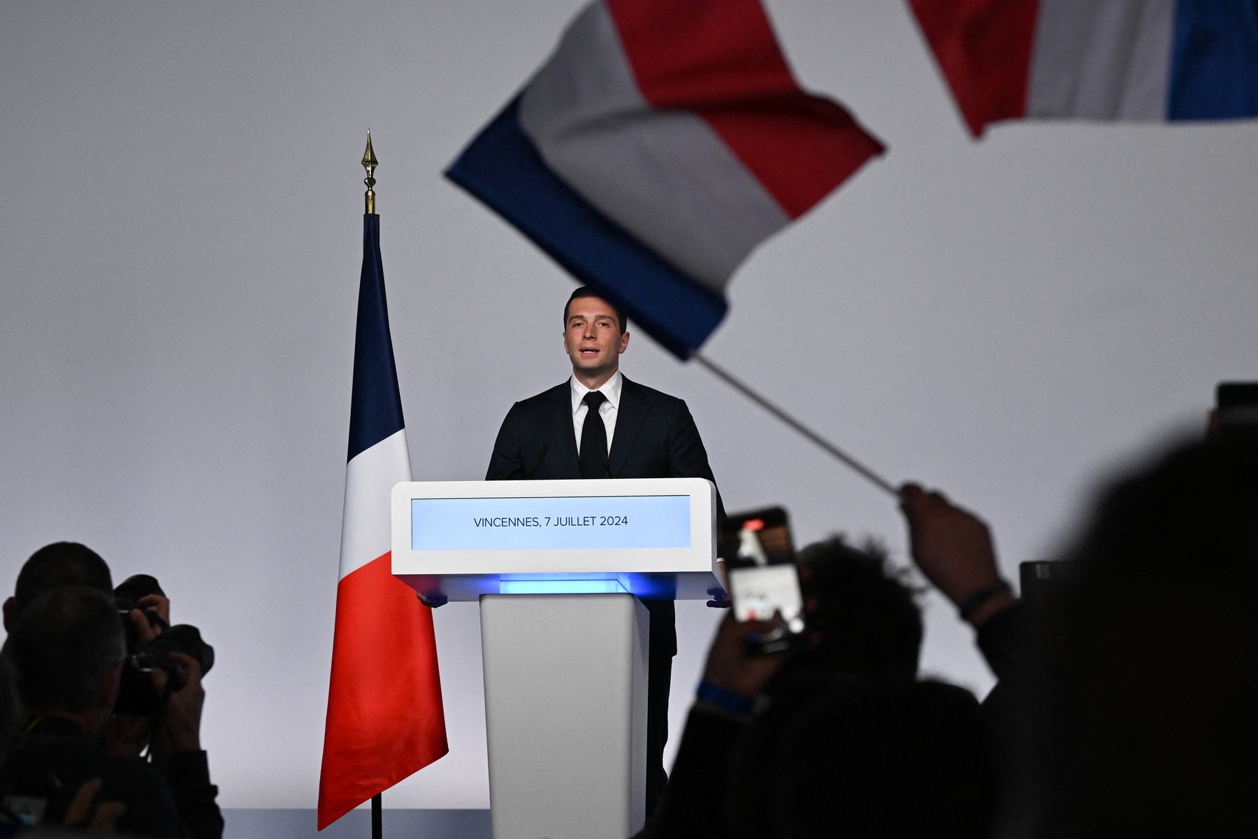 Jordan Bardella, conducătorul extremei drepte din Franța și susținătorul lui Le Pen, este favorit în orice scenariu pentru câștigarea alegerilor prezidențiale, conform unui nou sondaj.