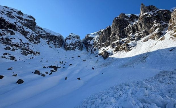 Turiștii sunt sfătuiți să se ferească de altitudinile de peste 1800 m în Brașov din cauza riscului de avalanșă și a vremii instabile, conform avertizării Salvamont.
