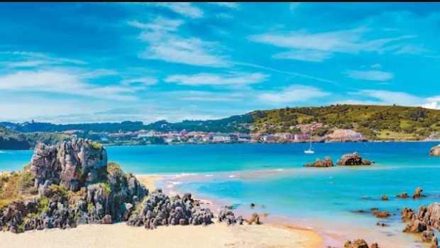 Cel mai spectaculos sat de Crăciun din Europa în 2025 se află la mare: „Plajă, nu zăpadă!”. Cea mai atrăgătoare capitală și cel mai frumos oraș de Crăciun.