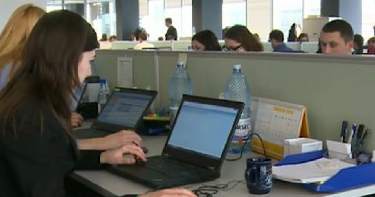 Numărul locurilor pentru internship în instituții de stat și companii private va fi dublat. Ce alte prevederi conține proiectul aprobat de Parlament.