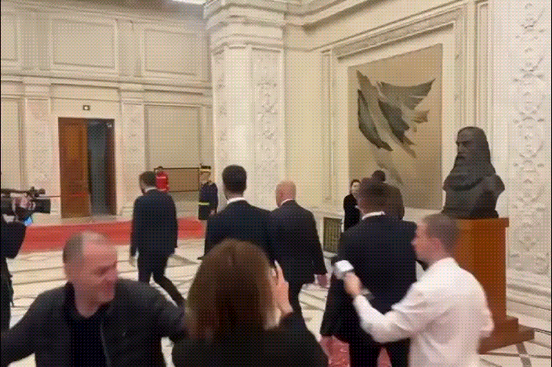 Un angajat al guvernului împiedică și împinge jurnaliștii care doresc să adreseze întrebări premierului Ilie Bolojan.