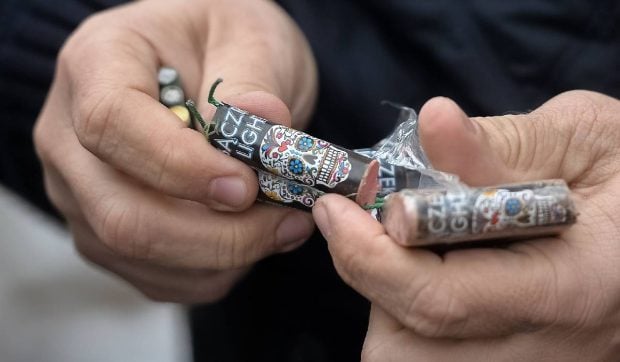 Românii pasionați de petarde se expun la amenzi de până la 7500 de lei și la pedeapsa cu închisoarea de până la 5 ani, conform noilor reglementări.