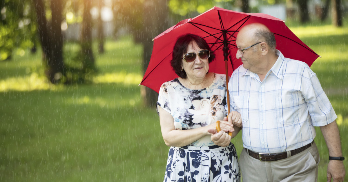 Plimbările zilnice pot reduce declinul cognitiv în boala Alzheimer. Un nou studiu evidențiază numărul de pași necesari pentru a face o diferență.