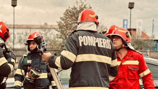 15 câini salvați de pompierii din Ploiești într-un incendiu la o locuință din oraș