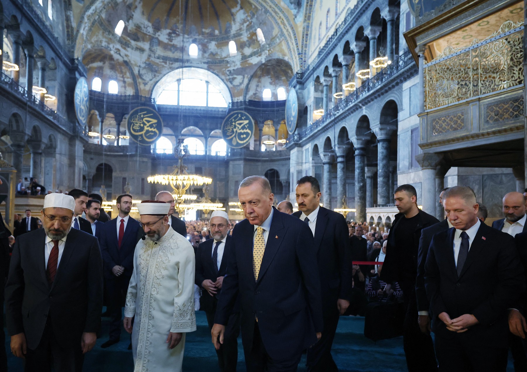 Un jurnalist turc care i-a reamintit președintelui Recep Erdogan despre acțiunile otomane împotriva liderilor nepopulari a fost condamnat la patru ani de închisoare.