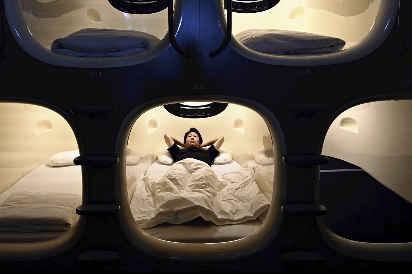 Motivul pentru care hotelurile-capsulă devin din ce în ce mai populare în marile orașe ale lumii. Un concept lansat în Japonia pentru odihna angajaților obosiți de muncă.