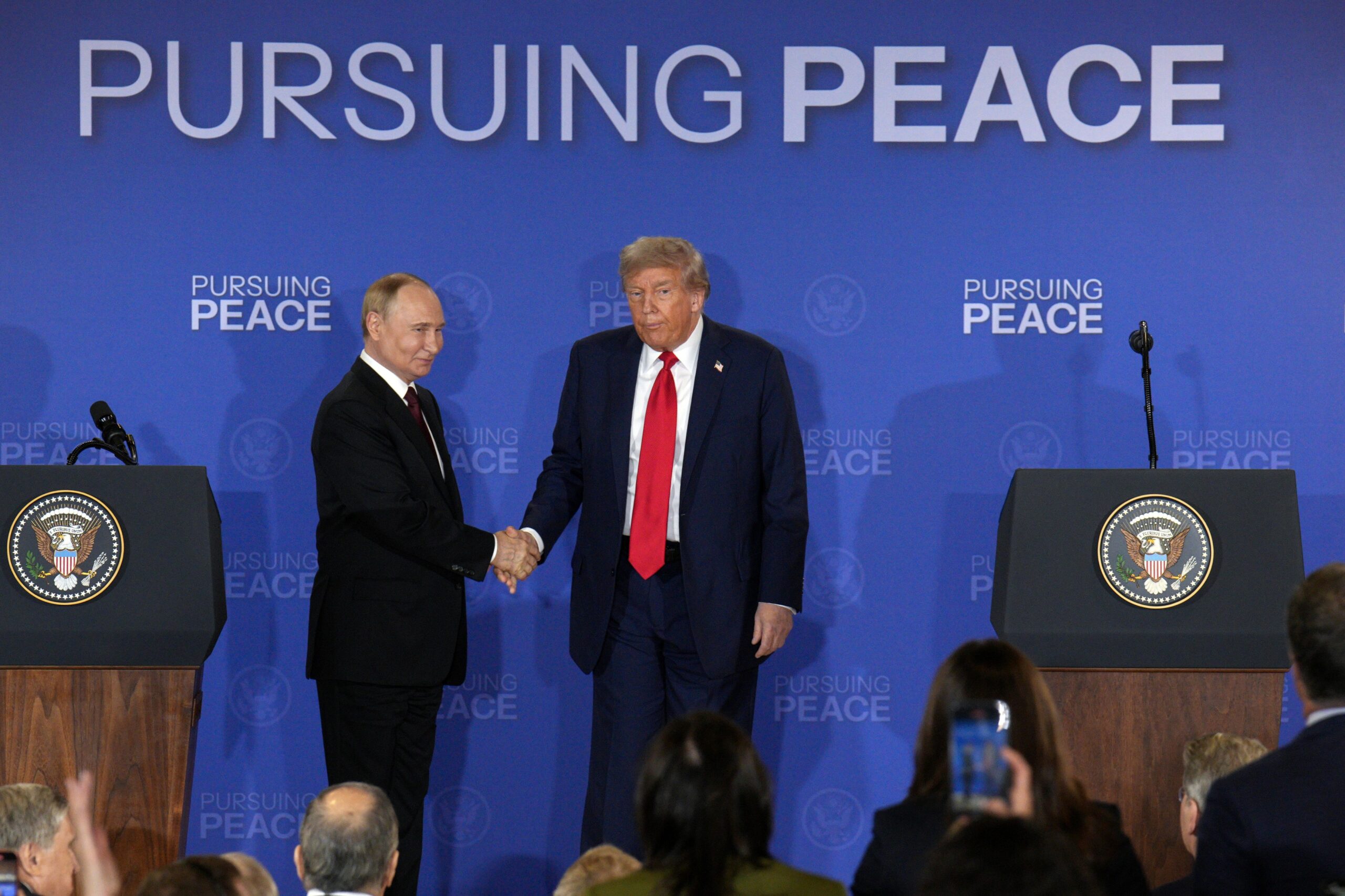 Cristian Tudor Popescu, referitor la strategia lui Trump pentru Ucraina: „Cuvântul pace n-a mai avut un sens atât de hidos de la Acordul de la Munchen. Trocul sângeros de atunci se repetă acum”