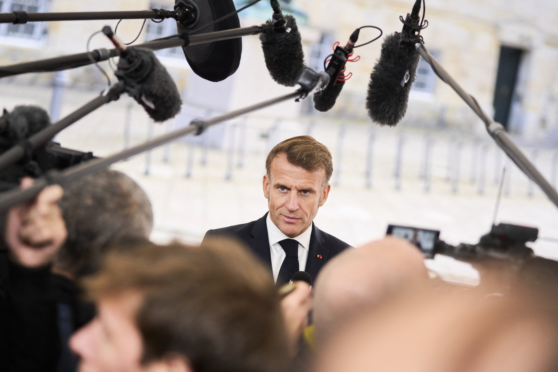 Macron neagă că noul serviciu militar din Franța implică trimiterea tinerilor în Ucraina, în urma unei declarații controversate a șefului Statului Major.