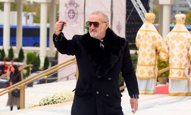Ce a realizat Gigi Becali pe o stradă din București în momentul în care a trecut pe lângă el un livrator străin pe scuter